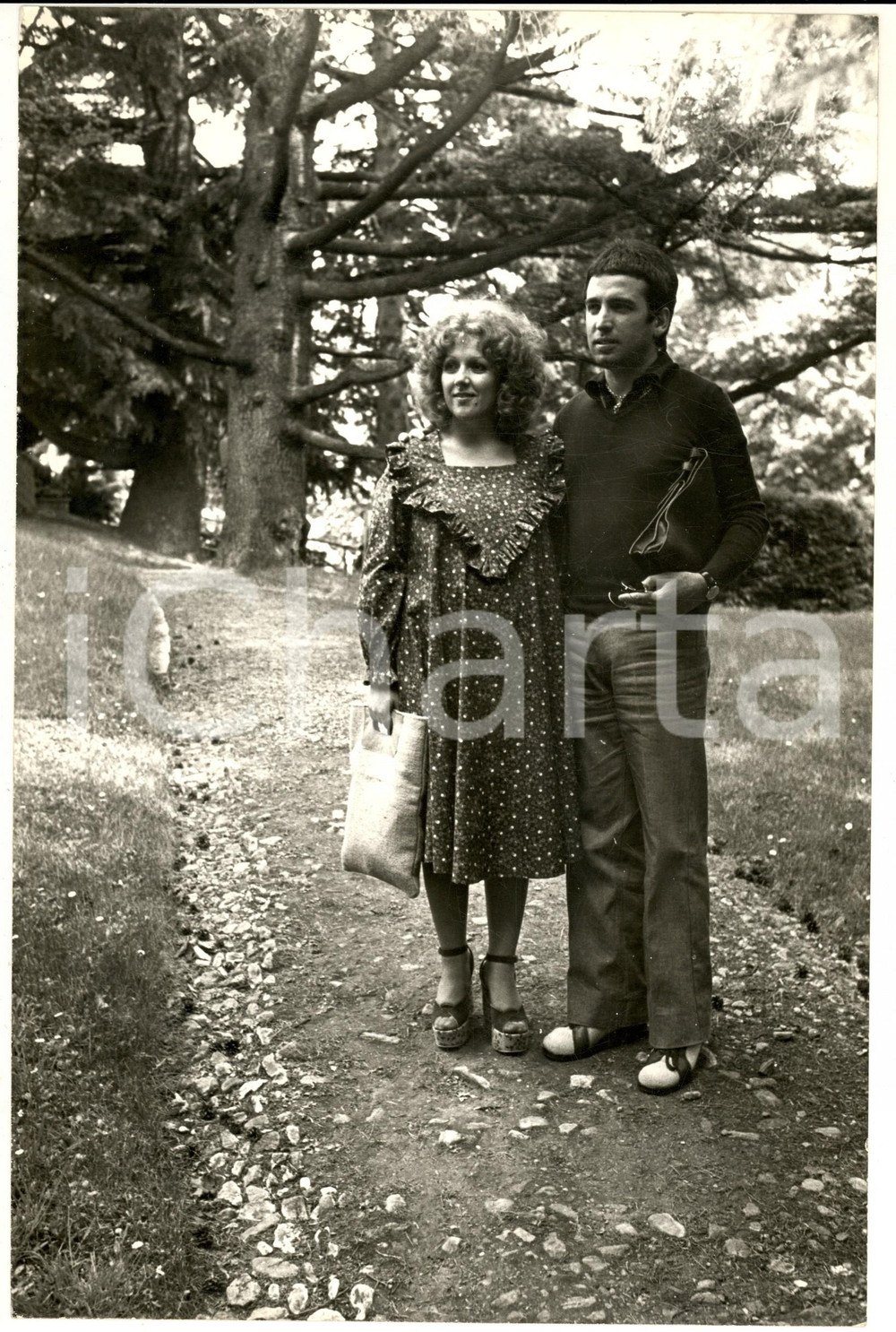 1970 ca COSTUME ITALIA Orietta BERTI e Osvaldo PATERLINI in campagna (2) - Foto