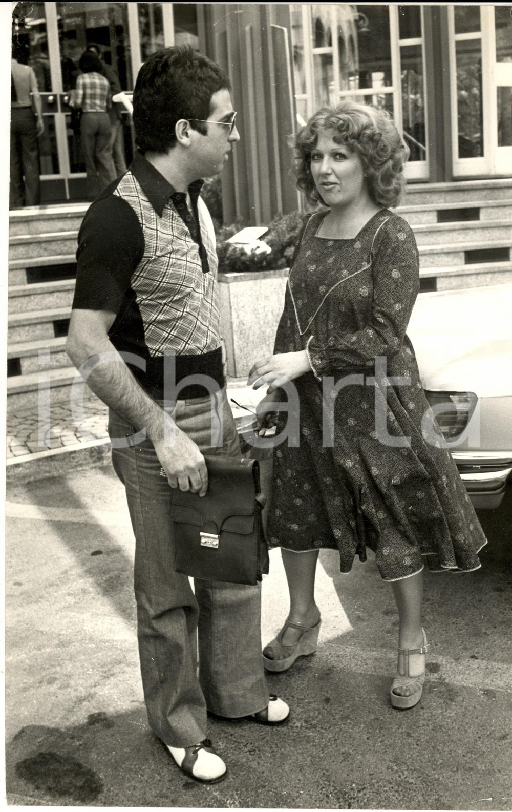 1975 COSTUME ITALIA Orietta BERTI incinta con Osvaldo PATERLINI (2) - Foto Fotografia d'epoca.CONDIZIONI: FAIR (lievi piegature al margine inferiore)FORMATO: 20x30 cm     originale e autentica 1