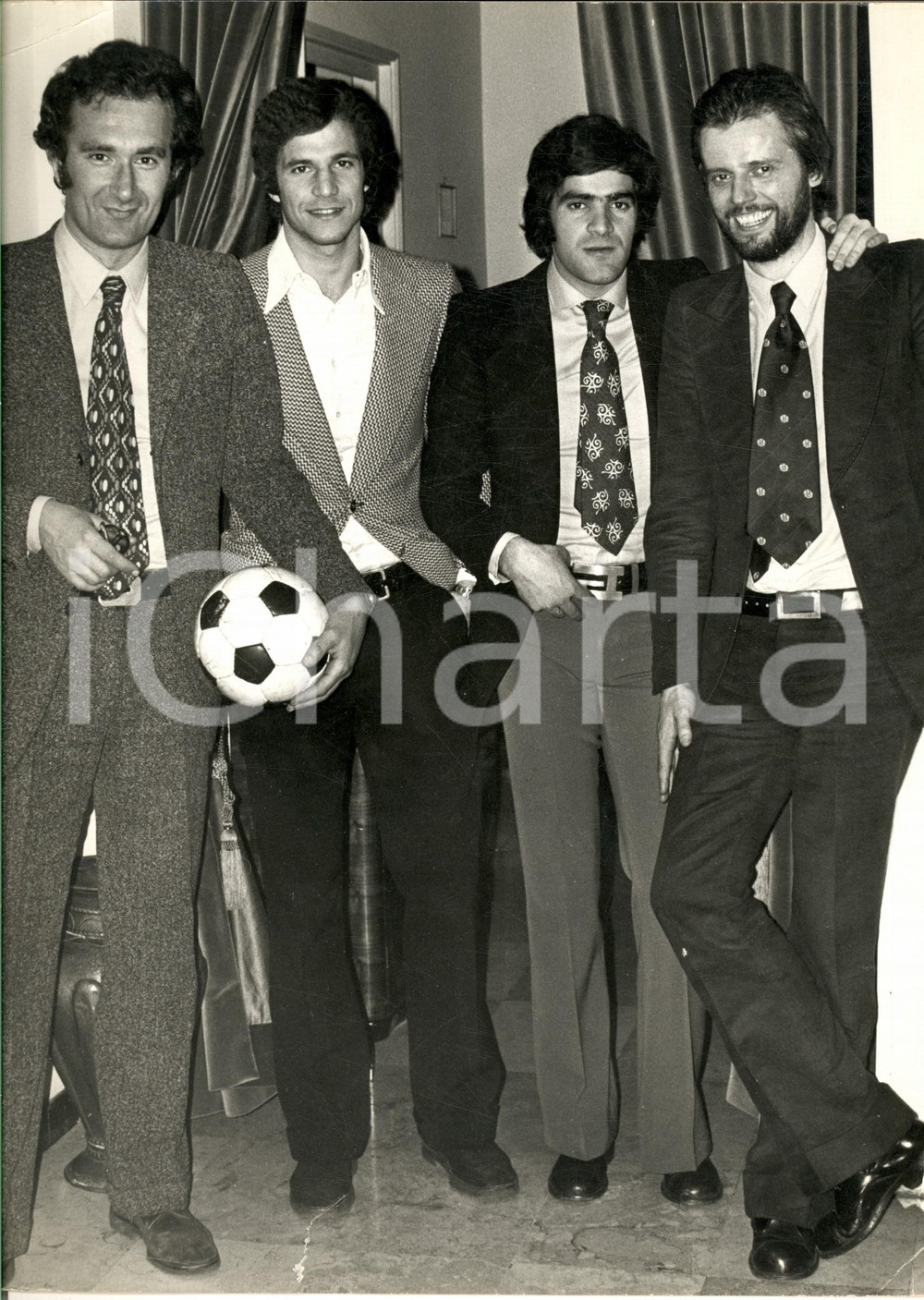 1970 ca CALCIO JUVENTUS Giocatori Luciano SPINOSI Antonello CUCCUREDDU *Foto Fotografia d'epoca. CONDIZIONI: poor (piegature angolari e strappo di circa 3 cm al margine inferiore)FORMATO: 22x30 cm      originale e autentica 1