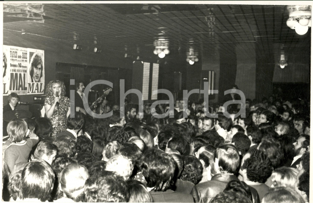 1970 ca MILANO Discoteca "Parco delle Rose" Orietta BERTI in concerto (1) - Foto Fotografia d'epoca.CONDIZIONI: G (ma lieve piegatura)FORMATO: 30x20 cm     originale e autentica 1