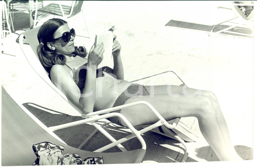 1970 ca COSTUME ITALIA Cantante MILVA in piscina in costume (1) - Foto 30x20 cm Fotografia d'epoca.CONDIZIONI: fair (sbrecciatura al margine superiore)FORMATO: 30x20 cm     originale e autentica 1