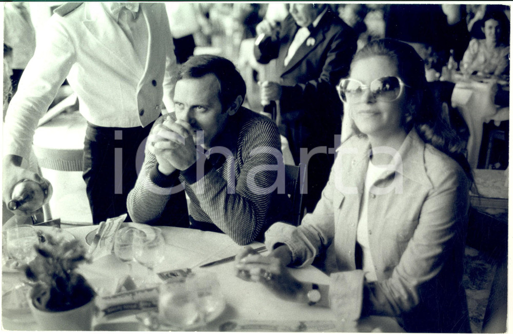 1973 MILANO Cantante MILVA al ristorante con il compagno Mario PIAVE (1) *Foto Fotografia d'epoca. CONDIZIONI: GFORMATO: 30x20 cm      originale e autentica 1
