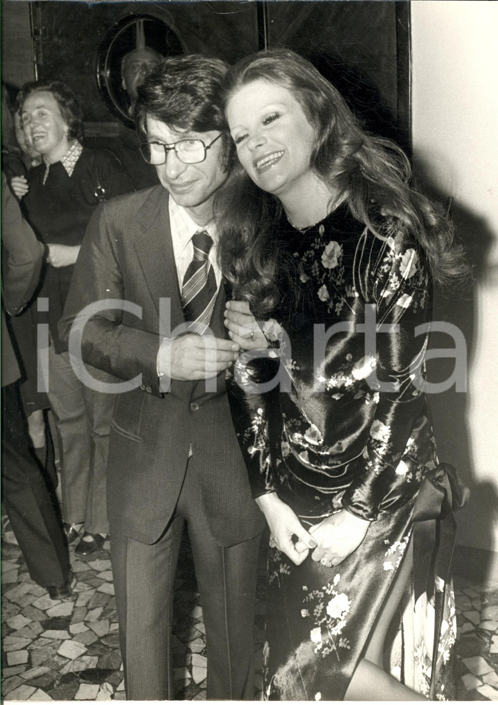 1975 ca COSTUME ITALIA Nicola DI BARI e MILVA a un festival - Foto 22x30 cm Fotografia d'epoca.CONDIZIONI: GFORMATO: 22x30 cm     originale e autentica 1