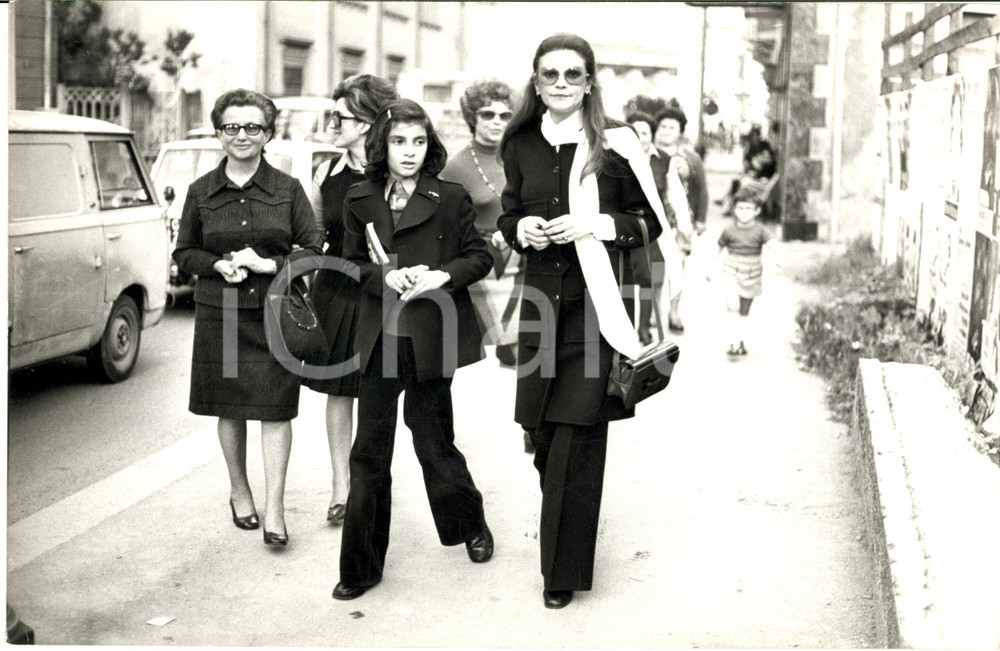 1975 ca COSTUME Cantante MILVA con la figlia Martina CORGNATI (1) *Foto Fotografia d'epoca. CONDIZIONI: GFORMATO: 30x20 cm      originale e autentica 1