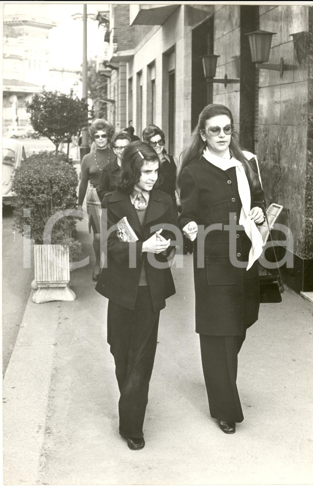 1975 ca COSTUME Cantante MILVA con la figlia Martina CORGNATI (3) *Foto Fotografia d'epoca. CONDIZIONI: GFORMATO: 20x30 cm      originale e autentica 1
