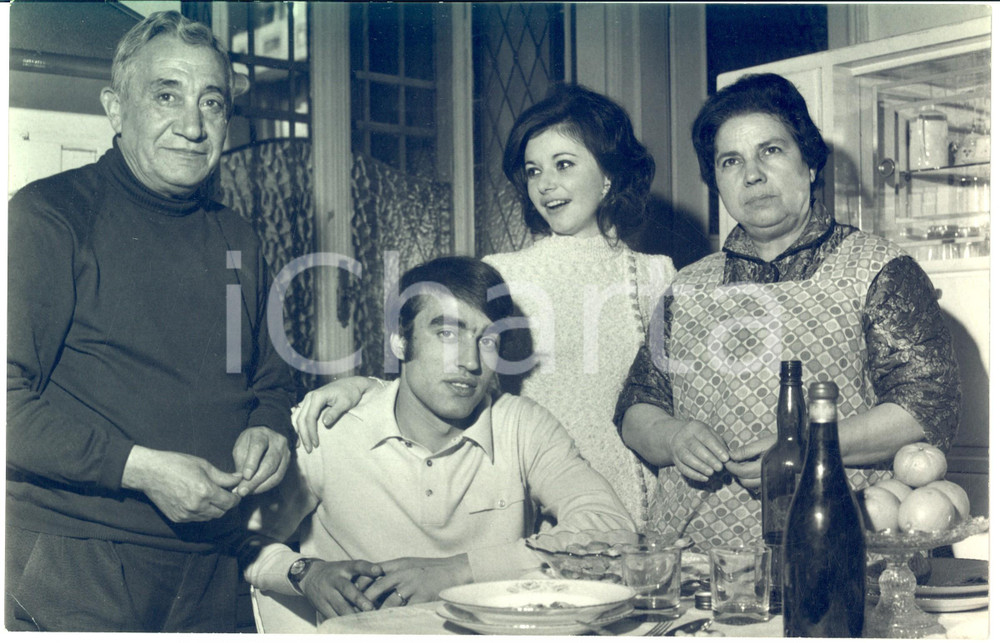 1970 ca COSTUME Pietro ANASTASI con la fidanzata e i genitori *Foto 30x20 cm