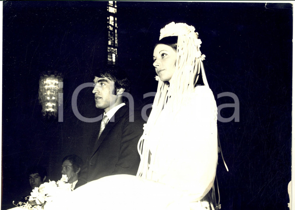 1970 ca COSTUME Nozze calciatore Pietro ANASTASI e Anna BIANCHI (1) *Foto 30x22 Fotografia d'epoca. CONDIZIONI: G (ma lievi piegature marginali)FORMATO: 30x22 cm      originale e autentica 1
