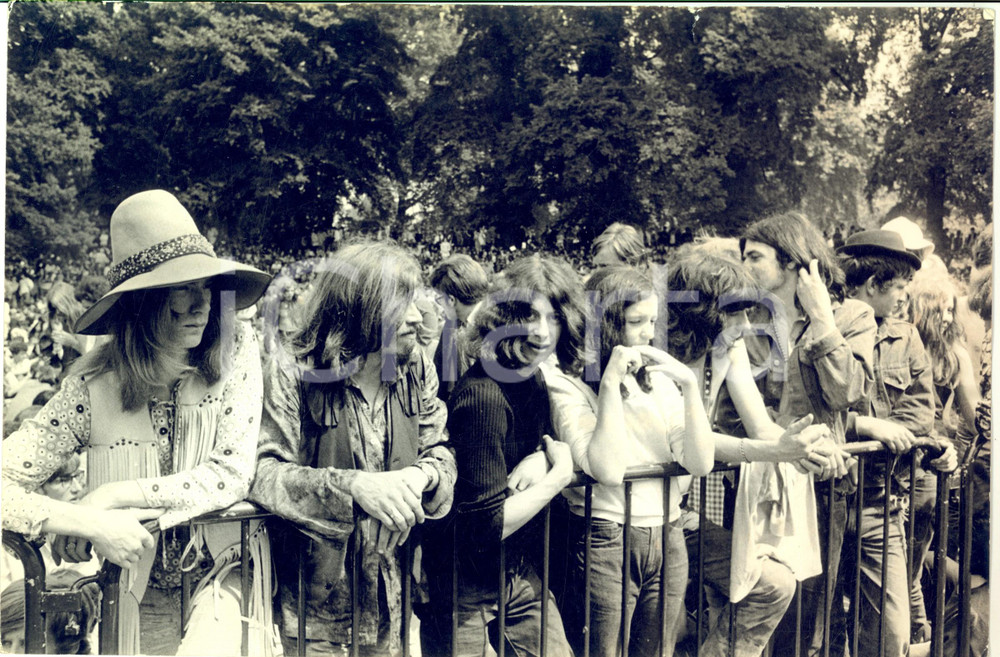 1975 ca MILANO Parco Lambro - Festival RE NUDO - Pubblico in attesa *Foto 30x20 Fotografia d'epoca. CONDIZIONI: GFORMATO: 30x22 cm      originale e autentica 1