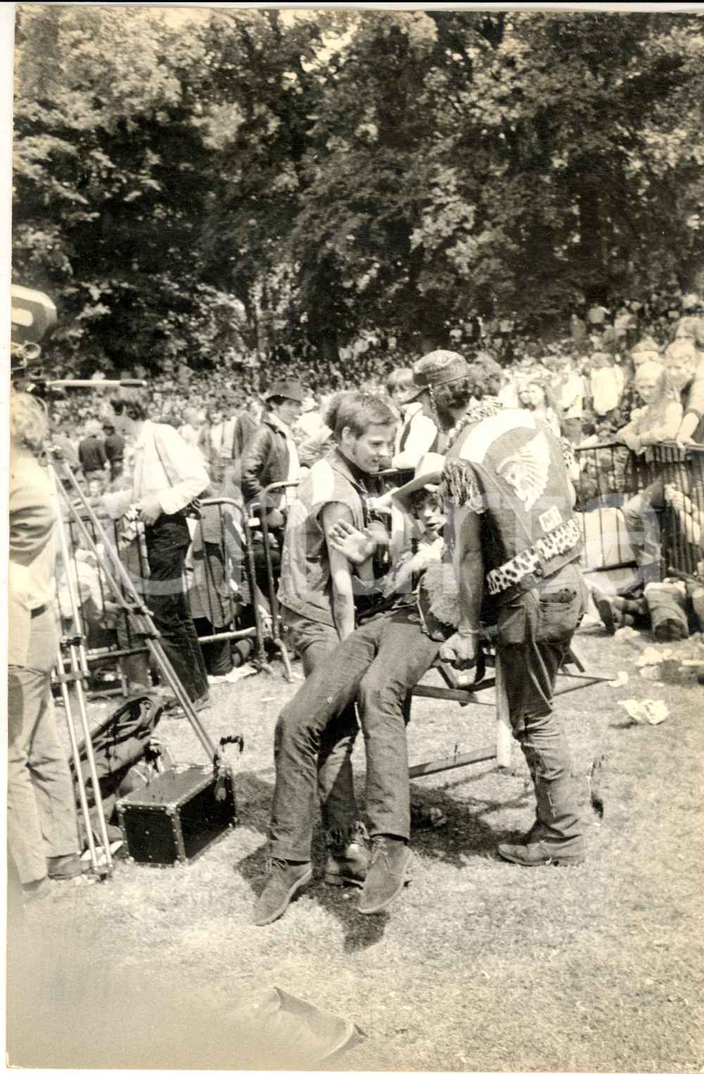 1975 ca MILANO Parco Lambro - Festival RE NUDO - Pubblico hippy (6) *Foto 20x30