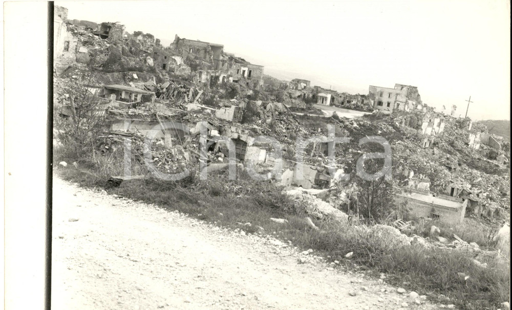 1968 SICILIA Terremoto del BELICE - Paese devastato dal sisma *Foto 30x20 cm Fotografia d'epoca. CONDIZIONI: G (ma difetto di stampa al lato destro)FORMATO: 30x22 cm      originale e autentica 1