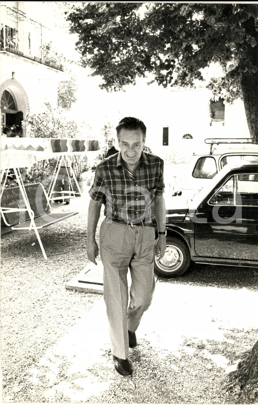 1970 ca RAVENNA Politico Benigno ZACCAGNINI in veste informale (2) Foto 20x30 cm Fotografia d'epoca. CONDIZIONI: GFORMATO: 20x30 cm      originale e autentica 1