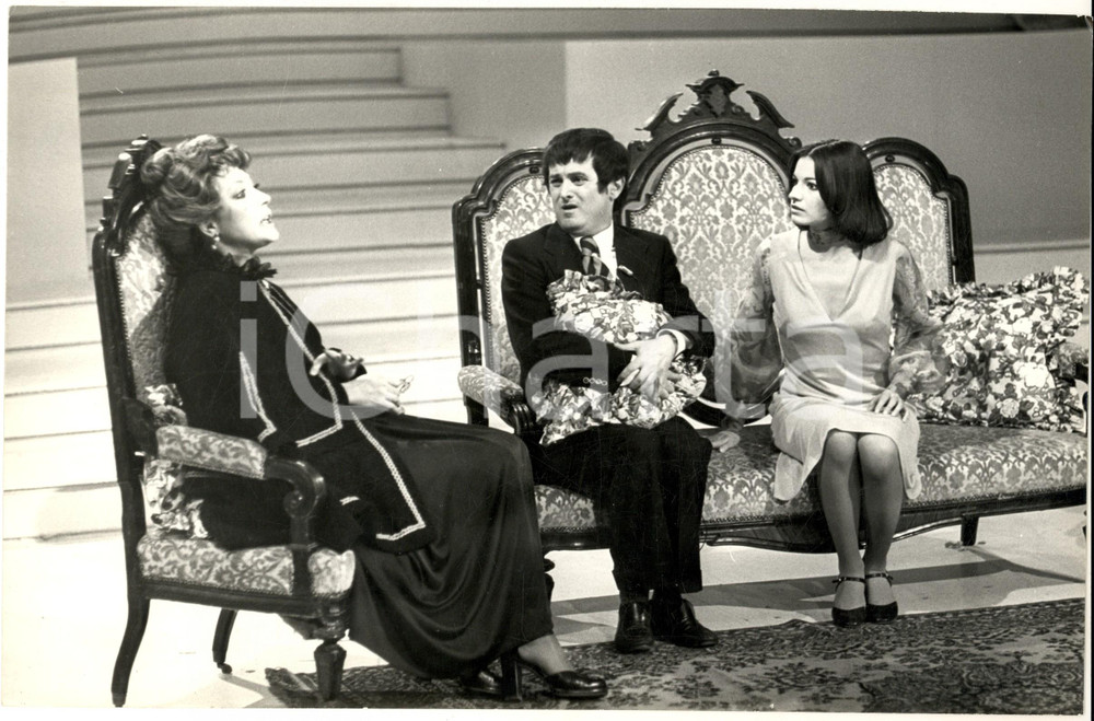 1976 RAI "Ma che scherziamo?" Marianella LASZLO Lucio FLAUTO Elisabetta VIVIANI Fotografia d'epoca. CONDIZIONI: G (ma lieve piegatura)FORMATO: 30x20 cm      originale e autentica 1