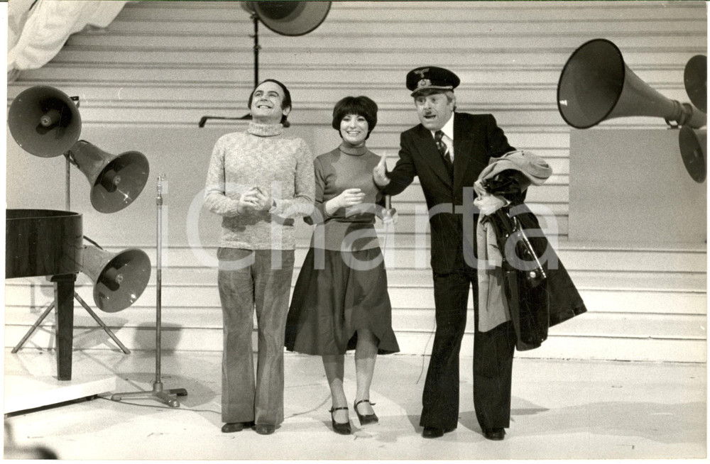 1976 RAI "Ma che scherziamo?" Sketch con Raffaele PISU in divisa *Foto 30x20 cm Fotografia d'epoca. CONDIZIONI: G FORMATO: 30x20 cm      originale e autentica 1