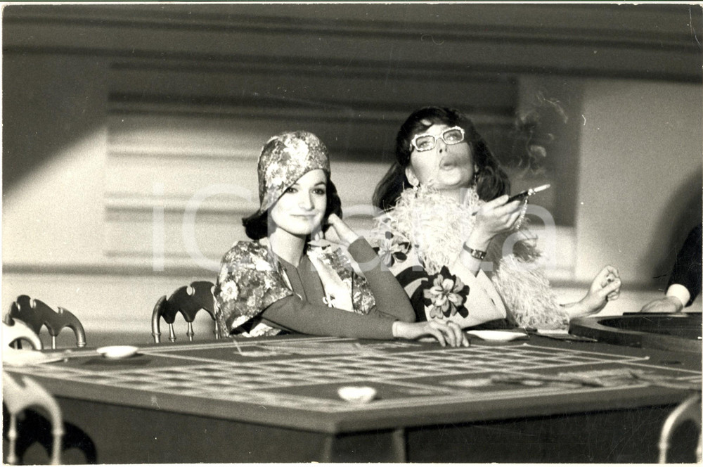 1975 ca COSTUME Elisabetta VIVIANI e Lina WERTMULLER al CasinÃ² - Foto 30x20 cm Fotografia d'epoca. CONDIZIONI: FAIR (ondulature in sovraimpressione)FORMATO: 30x20 cm       originale e autentica 1