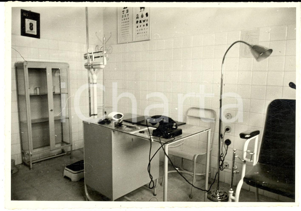 1960 ca MILANO Interno di uno studio medico - Foto COSTUME 18x13 cm