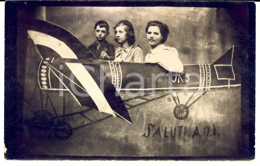 1920 ca A.O.I. Ritratto di famiglia in viaggio su finto aereo *Foto CURIOSA