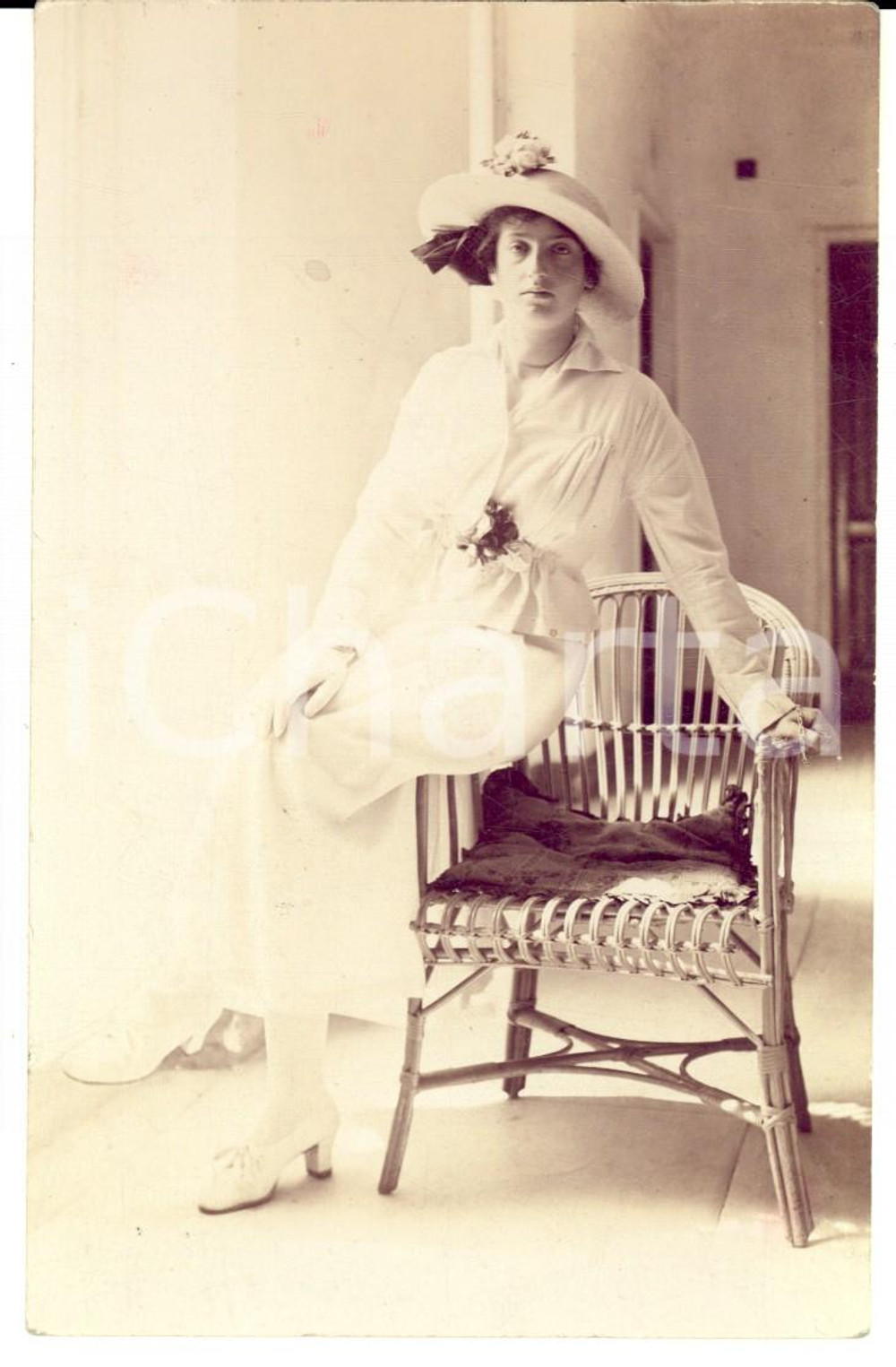 1920 ca COSTUME ITALIA (?) Ritratto di donna vestita interamente in bianco *Foto