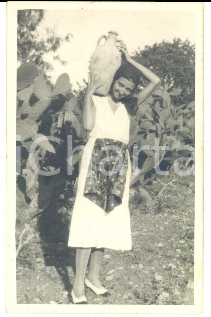 1931 SUD ITALIA Ritratto di donna in campagna con anfora *Foto cartolina VINTAGE