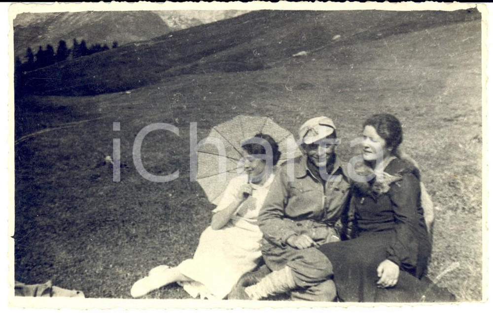 1934 MADESIMO Ritratto di escursionisti sul prato *Foto cartolina VINTAGE