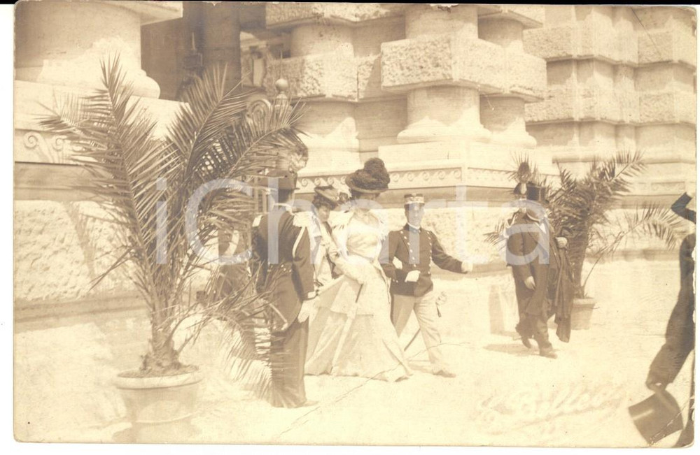 1910 ca FIRENZE Re Vittorio Emanuele III e la regina Elena escono da un palazzo