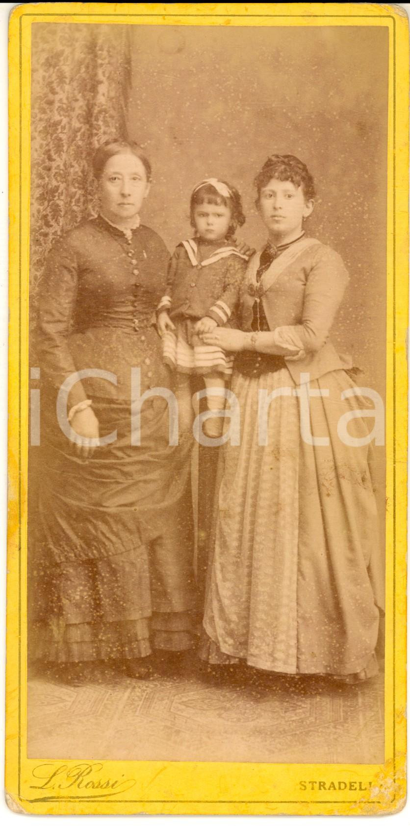 1880 ca STRADELLA Ritratto di due donne con bambina - Foto L. ROSSI 10x21 cm