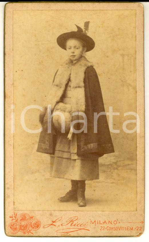 1900 ca MONZA Ritratto di bambina all'ingresso al Collegio Bianconi - Foto CDV