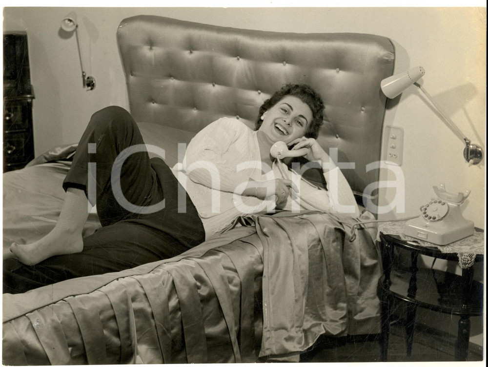 1965 ca MILANO Ritratto del soprano Maria Luisa GAVIOLI al telefono *Foto 24x18