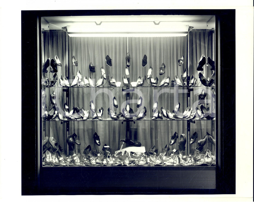 1960 ca COSTUME ITALIA Vetrina di un negozio di scarpe - Foto VINTAGE 24x18  Fotografia d'epoca. CONDIZIONI: FAIR (piegature marginali)    originale e autentica 1