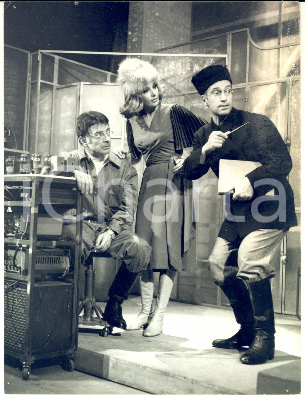 1968 CESENA TEATRO "Ivan Vasilevic" Franco GRAZIOSI - Luisella BONI *Foto Fotografia d'epoca, scattata durante una rappresentazione della Compagnia Italiana di Prosa Il Triennio.   CONDIZIONI: FAIR (tracce di umidit&agrave; marginali, con piccoli fori)FORMATO: 18x24 cm  originale e autentica 1