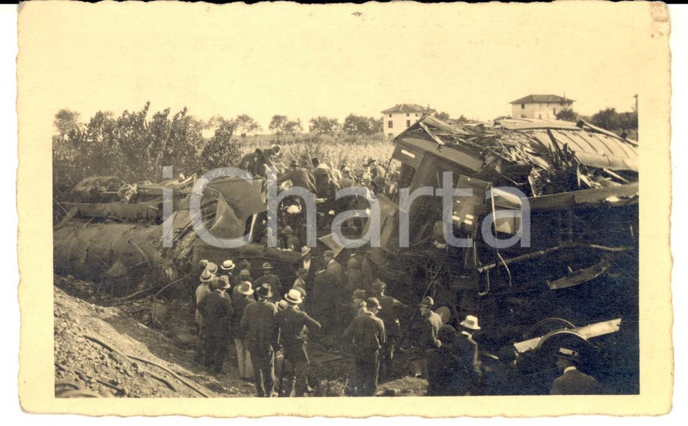1920 REANA DEL ROJALE Deragliamento treno - Soccorsi alle vittime *Foto  Rara fotografia d'epoca, in formato cartolina postale.  CONDIZIONI: G (ma lieve sovraimpressione al margine superiore)    originale e autentica 1