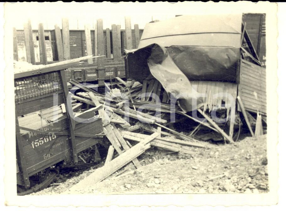 Fotografia d epoca originale 1944 WW2 NOVI LIGURE  Bombardamento stazione  Deposito colpito Foto 11x8 cm 1