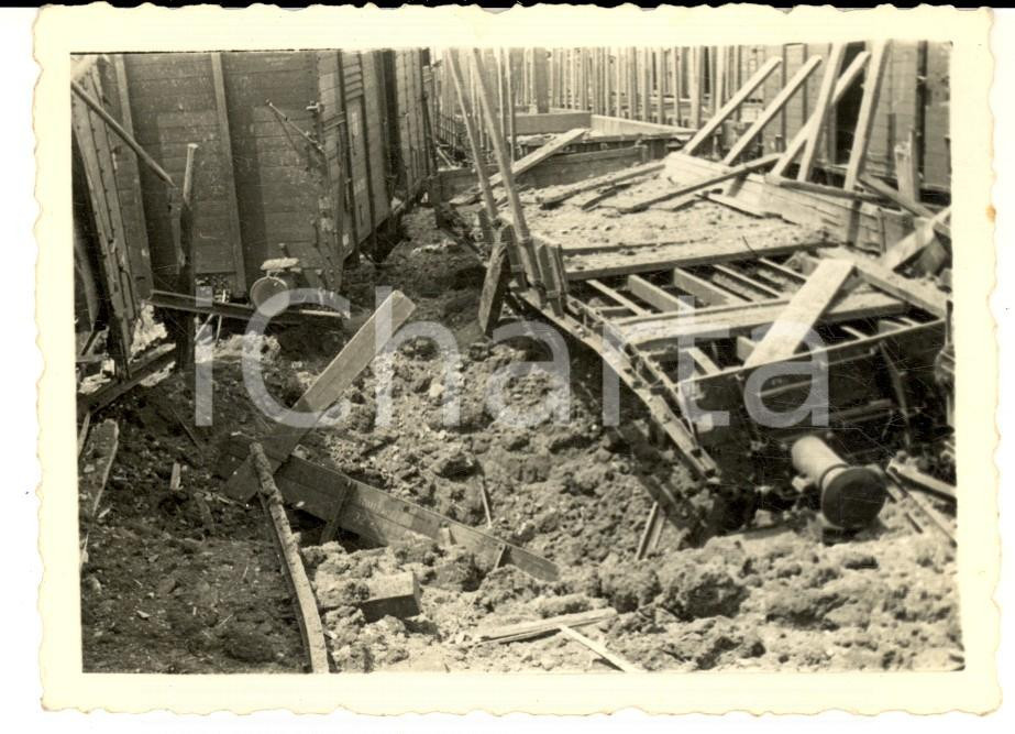 Fotografia d epoca originale 1944 WW2 NOVI LIGURE  Bombardamento stazione  Vagone colpito Foto 11x8 cm 1
