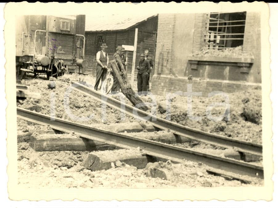 Fotografia d epoca originale 1944 WW2 NOVI LIGURE  Bombardamento stazione  Binari divelti Foto 11x8 cm 1
