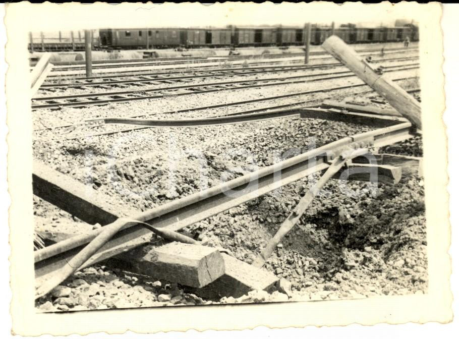 Fotografia d epoca originale 1944 WW2 NOVI LIGURE  Bombardamento stazione  Binari colpiti Foto 11x8 cm 1