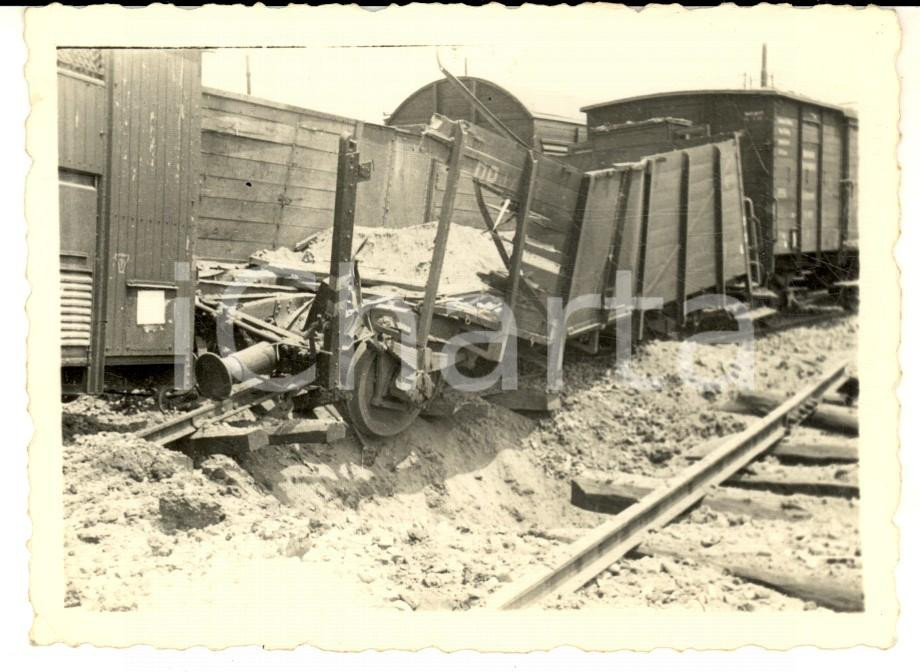 Fotografia d epoca originale 1944 WW2 NOVI LIGURE  Bombardamento stazione  Vagone distrutto Foto 11x8 cm 1