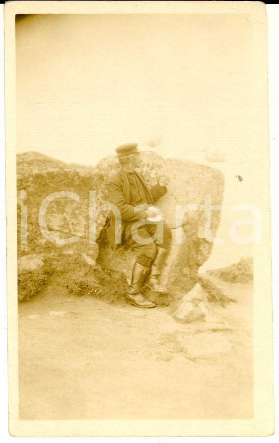 Fotografia d epoca originale 1920 ca LOGAN ROCK CORNWALL Portrait of a man with seagulls Photo 7x11 cm 1