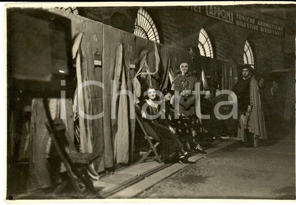 Fotografia d epoca originale 1935 ca MILANO Teatro alla Scala Il barbiere di Siviglia Dietro le quinte FOTO 1