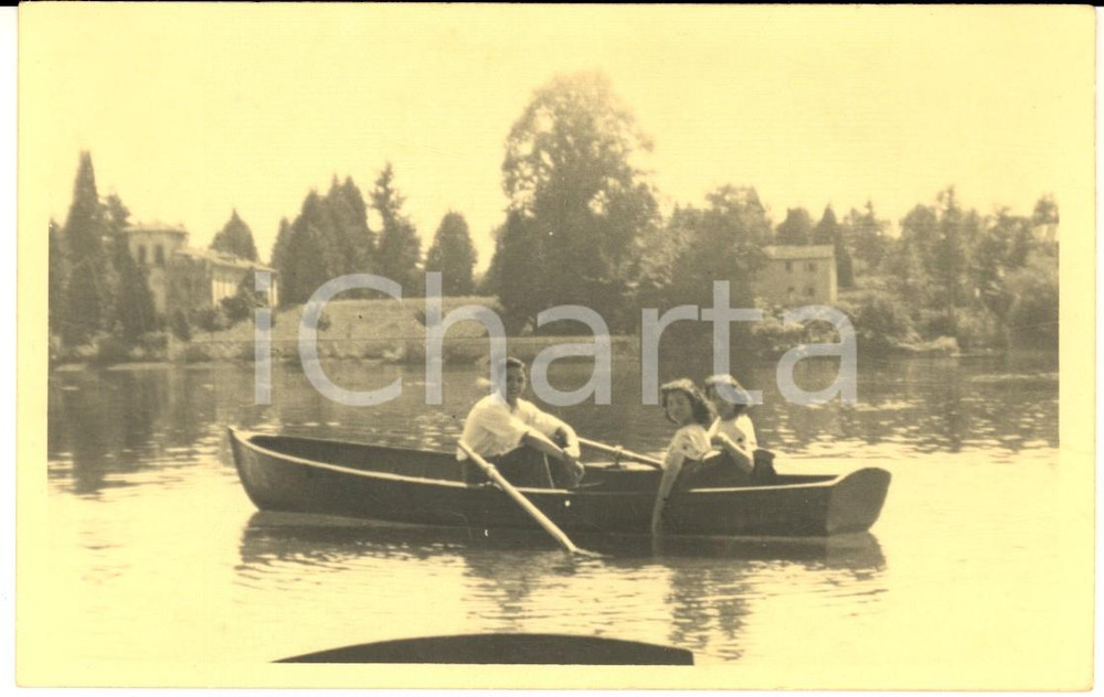 Fotografia d epoca originale 1946 SESTO CALENDE Tre amici in barca sul Ticino  Foto cartolina VINTAGE 1