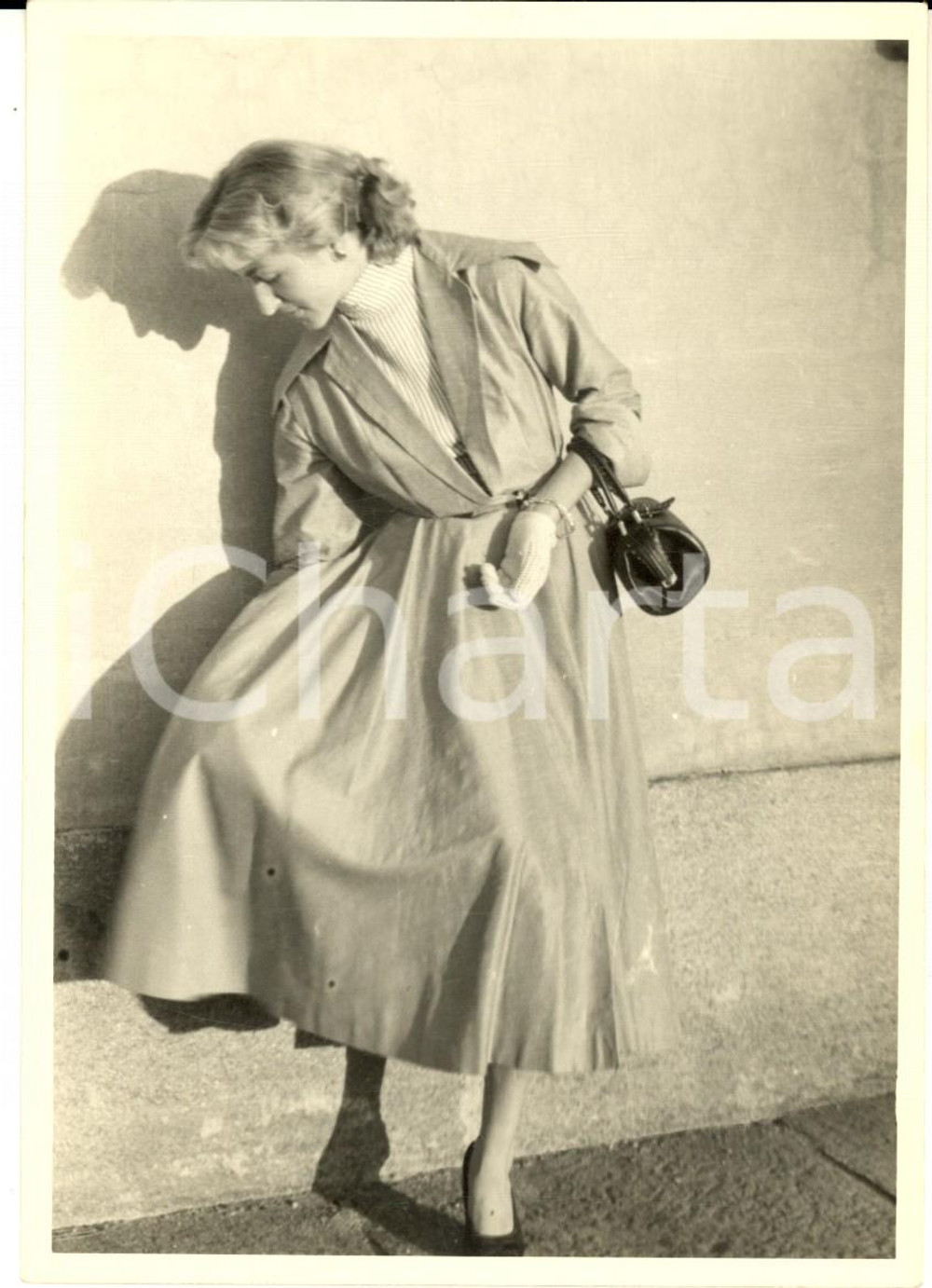 1950 ca COSTUME ITALIA Ritratto di donna in posa alla parete - Foto ARTISTICA