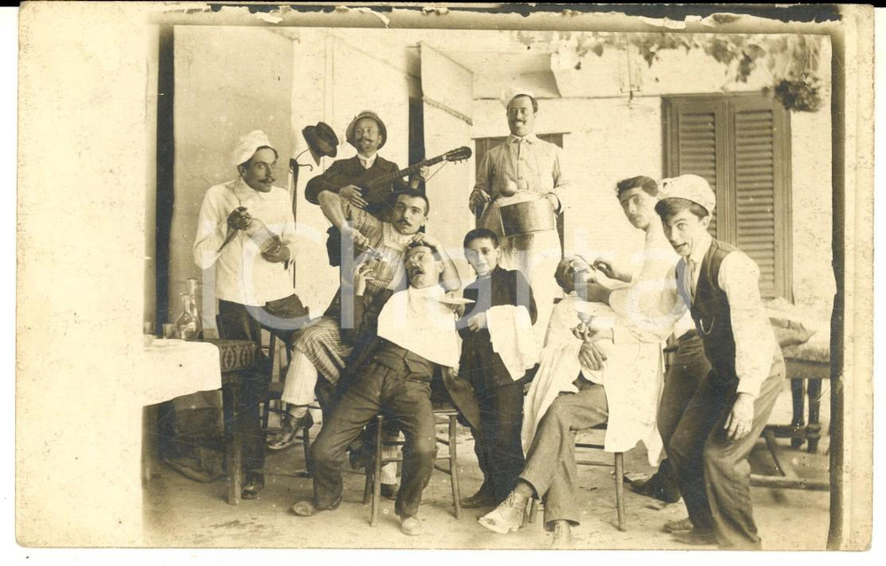Fotografia d epoca originale 1920 ca COSTUME Scenetta con barbiere dentista e orchestrina  Foto CURIOSA 1