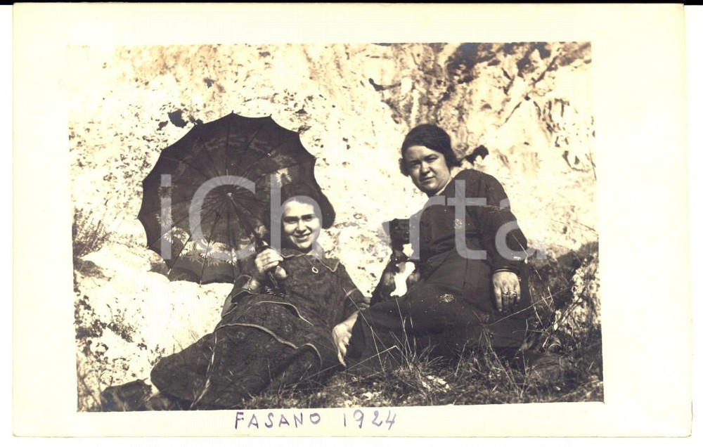 Fotografia d epoca originale 1924 FASANO BR Ritratto di turiste con l ombrellino 2  Foto cartolina 1