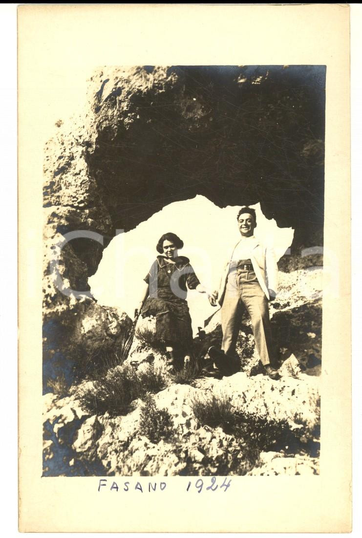 Fotografia d epoca originale 1924 FASANO BR Coppia di turisti in cima a uno scoglio Foto cartolina VINTAGE 1