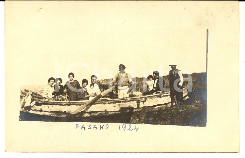 Fotografia d epoca originale 1924 FASANO BR Ritratto di una famiglia di turisti in barca  Foto VINTAGE 1