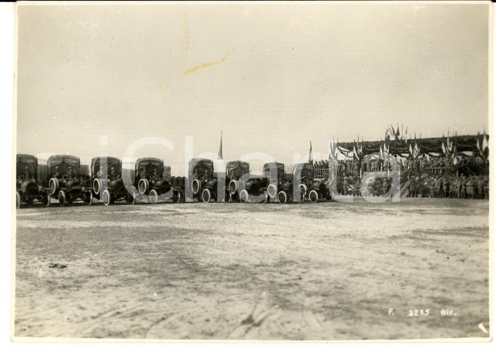 Fotografia d epoca originale 1918 WW1 REGIO ESERCITO Cerimonia con parata reparti autocarri  Foto 16x11 cm 1