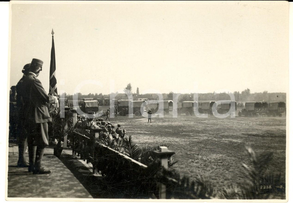 Fotografia d epoca originale 1918 WW1 REGIO ESERCITO Cerimonia con il Duca d Aosta sul palco  Foto 16x11 cm 1