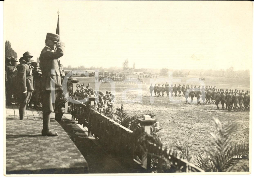 Fotografia d epoca originale 1918 WW1 REGIO ESERCITO Cerimonia con il Duca d Aosta sul palco  Foto 16x11 1