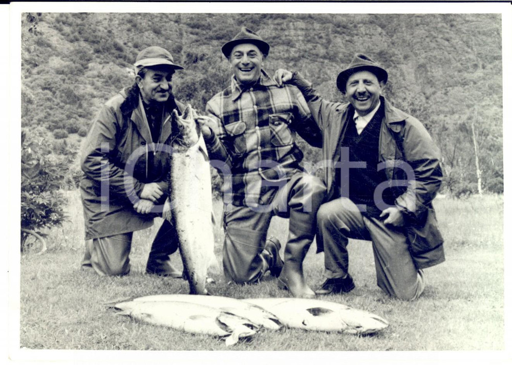 Fotografia d epoca originale 1950 ca ITALIA Enrico MATTEI dopo una battuta di pesca al salmone Foto 17x12 1