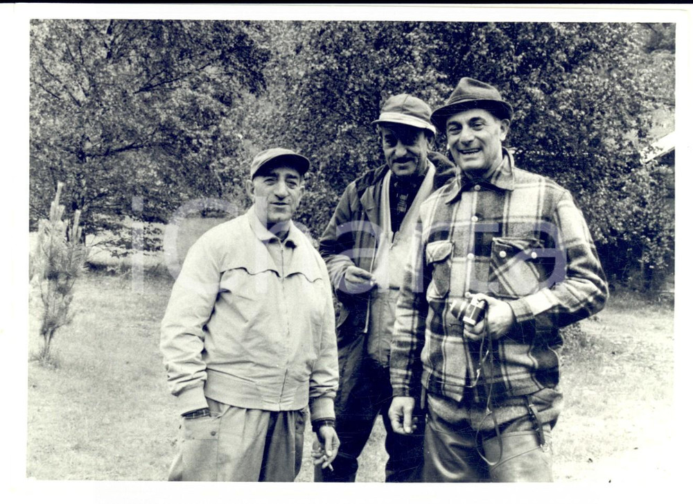 Fotografia d epoca originale 1950 ca ITALIA Enrico MATTEI si prepara alla pesca al salmone Foto 17x12 1