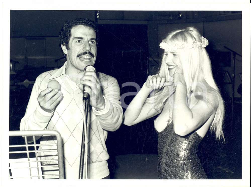 Fotografia d epoca originale 1975 ca CINEMA Stefano SATTA FLORES con CICCIOLINA seminuda Foto 24x18 cm 1