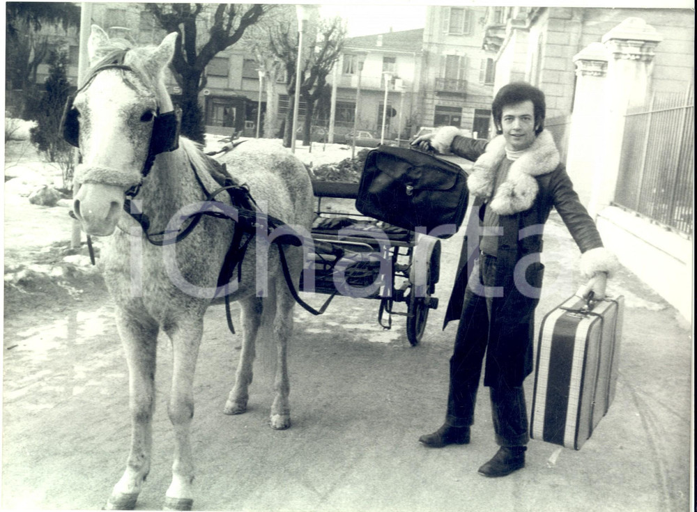 Fotografia d epoca originale 1969 MILANO  I GIGANTI Checco MARSELLA con la valigia su un carretto  Foto 1